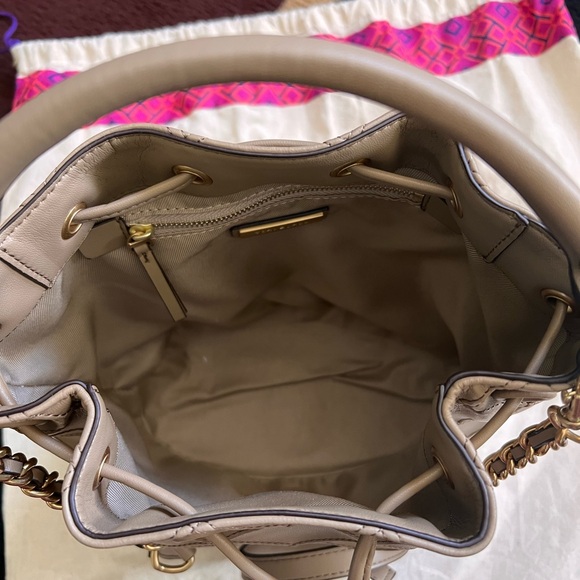 Tory Burch Tan Shoulder Bag with Drawstring Closure and Quilted Texture - Picture 10 of 10